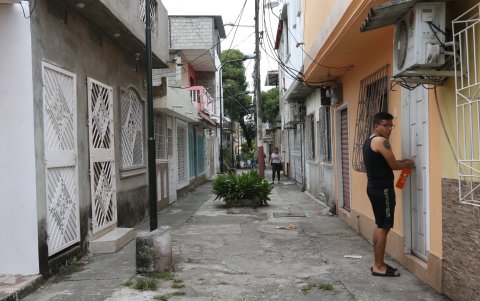 Uno de los callejones de Sauces 6, en el norte de Guayaquil.