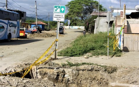 Así permanecen las calles de Manglaralto, con tuberías y tierra que dificultan la movilidad.