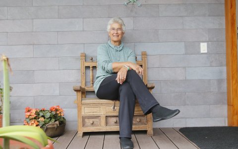 La pasión por la naturaleza, la aventura y los destinos remotos fue inculcada por su esposo Dimitri Kakabadse.