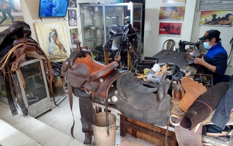 Talabartero. Miguel  Andrade Benavídez es parte de ese antiguo linaje de artesanos.