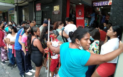 Demanda. Por varias horas los padres de familia esperaron en esta semana en la parte exterior de los locales comerciales por un par de calzado escolar.