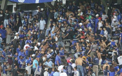 Hinchas de Emelec se pelearon en la General de la Av. Quito en el duelo ante Mushuc Runa.
