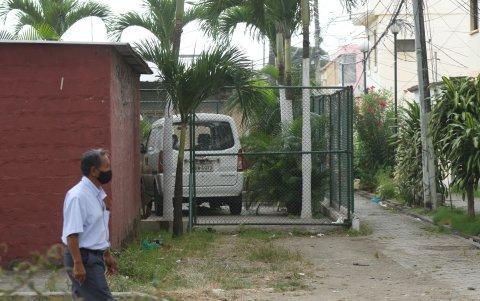 Los dueños de automotores han construidos garajes tipo jaulas, para guardar sus unidades más cerca de sus casas.