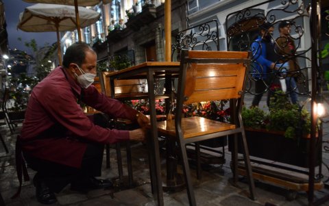 Por el temor a que las sillas sean robadas en horas donde hay mucho tránsito de personas, en San Ignacio Restaurante han optado por ponerles seguro