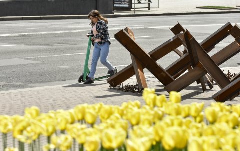 Kiev. Una mujer se mobiliza en un scooter en una de las calles del centro de la capital ucraniana.
