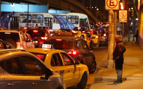 La Francisco de Orellana. Así permanece esta arteria del norte, desde las 17:30, todos los días. El hecho agobia también a los peatones