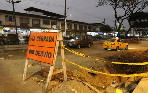 Benjamín Carrión. Aunque las vías están bloqueadas, los autos buscan la manera de acortar camino.