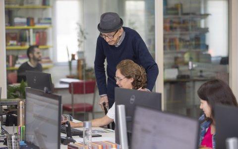 Rutina. Walter Orthmann gana un récord Guinness por la carrera profesional más larga en la misma empresa.