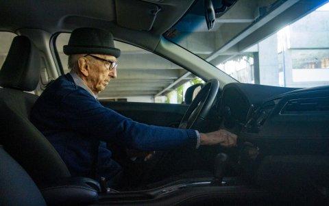 Fuera de oficina. Orthmann tiene ya 100 años de edad y conduce su vehículo camino a casa luego de cumplir su horario.