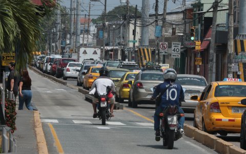 a desesperación por sortear los trancones hace que los conductores invadan el carril exclusivo de la Metrovía y pongan en peligro a los peatones.