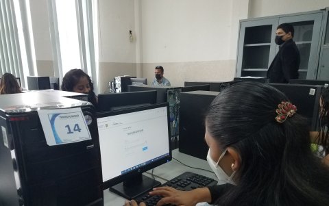 Aspirantes a ingresar a la universidad pública rinden la prueba Transformar el pasado 29 de marzo en Guayaquil.