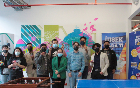 Alumnos en el laboratorio Innovalab de la Universidad SEK.