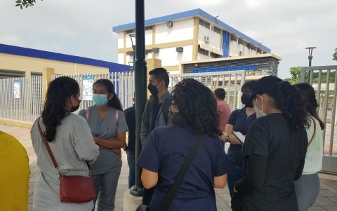 Los estudiantes permanecían en los exteriores de la Universidad de Guayaquil a la espera de respuesta a sus reclamos.