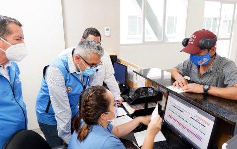 Imagen difundida por Salud el pasado 4 de marzo, como parte de la promoción del proyecto de  externalización del servicio de farmacia de la red pública del IESS y Ministerio de Salud.