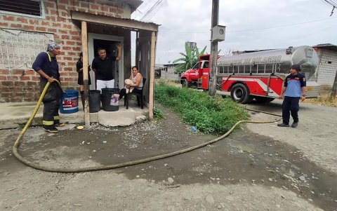 Los carros de bomberos ayudaron a dar agua a las familias afectadas.