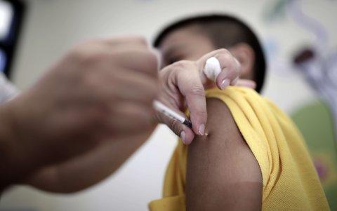 La OMS indica que la vacuna contra la viruela convencional es bastante eficaz contra esta variante. Imagen de archivo de una vacuna.