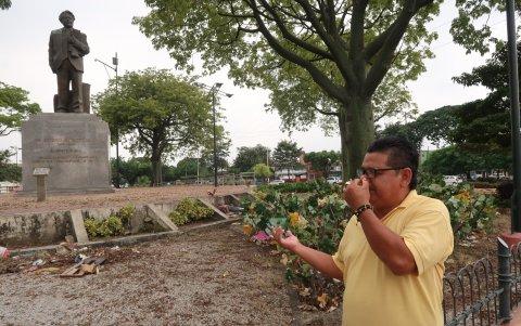 Los ciudadanos se tapan la nariz al pasar cerca del monumento Antonio Parra Velasco por los malos olores que invaden el sitio.