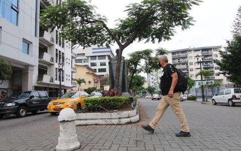 Las ramas de los árboles impiden divisar el busto en honor a Francisco Urbina Jado, empresario guayaquileño, colocado en 9 de Octubre y Machala.