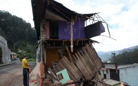 Estructura. Hay casas que fueron hechas de adobe, otras con mezcla de materiales. A esto se suma la falta de mantenimiento de sus propietarios.