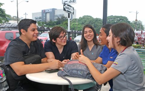 Los estudiantes de medicina esperan mientras vuelven a las aulas