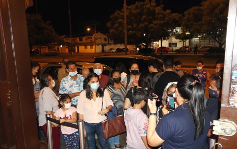 En espera. Debido a la gran cantidad de clientela en los locales, muchas personas deben aguardar por una mesa en la parte de afuera de los restaurantes.