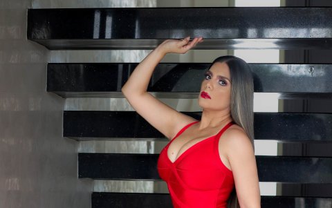 Le gusta lucir ropa apretada.