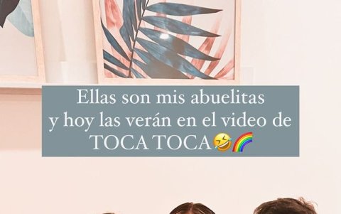 Nikki junto a sus abuelitas.