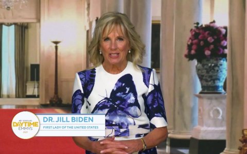 La primera vez que usó el vestido estampado.