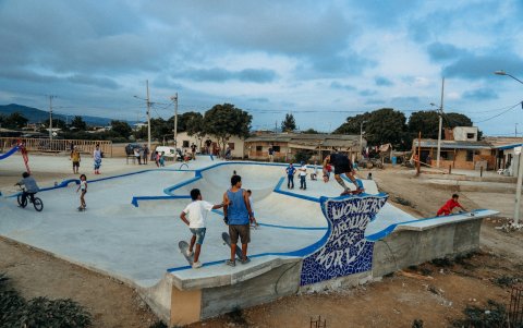 La pista. A una cuadra del mar, se encuentra la obra, que ha borrado la escena gris, de maleza y polvo que, previo a la construcción, allí existía.