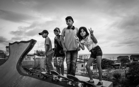 Los niños, los más felices por la construcción de la obra.