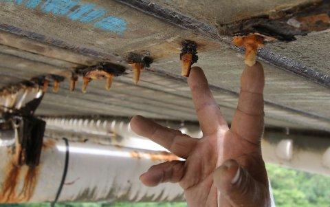 Las tablas de madera comienzan a podrirse, al igual que otras piezas.