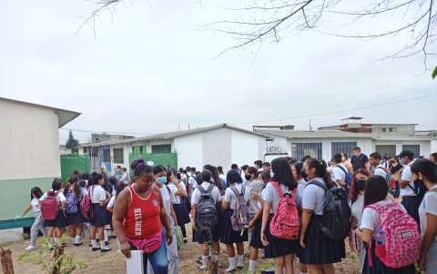 Los estudiantes deben hacer filas en los exteriores de los planteles fiscales antes de ingresar a las aulas en donde aún no llegan todos los profesores.