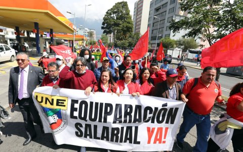 Protesta. Los mestros han marchado en contra del gobierno desde su llegada y por el alza de los salarios.