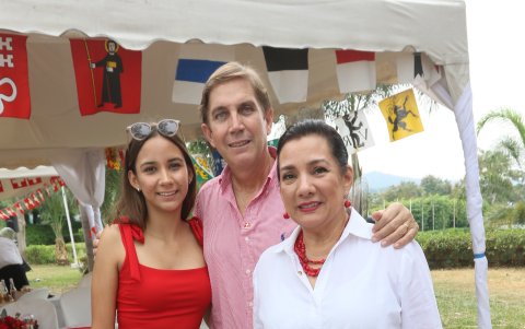 La pareja con su hija, Amelia.