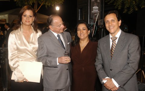 Con su amiga Teresa Arboleda y los ejecutivos del canal, Xavier Alvarado y su hijo.