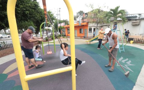 Adultos y niños acuden a distraerse al parque que está en manos de los vecinos de Sauces 3.