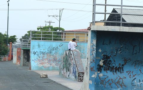 Skatepark. La pista del Suburbio, en Guayaquil, permanece rayada, con grieta y vacía. Allí solo acuden a beber y consumir drogas.