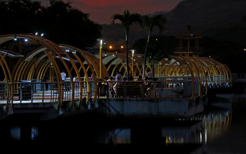 Plaza de la Música. En el sitio prevalece la oscuridad. Los shows brillan por la ausencia.