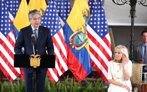 El presidente de Ecuador, Guillermo Lasso, con la primera dama de EE.UU, Jill Biden, durante una visita oficial, en Quito (Ecuador).