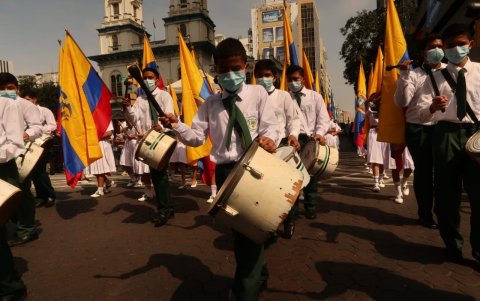 Actividad. A lo largo de la avenida 9 de Octubre se realizó el desfile.
