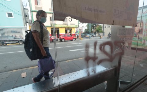 Daños. Los paraderos de buses también son objetos de vandalismo. Algunos tienen grafitis.