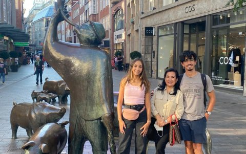 Con sus hijos Amelia y Tommy.