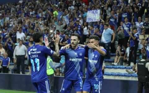 Sebastián Rodríguez (c), autor de un doblete en la goleada de Emelec frente a Independiente Petrolero, junto a Joao Rojas (10) y Alexis Zapata (i).