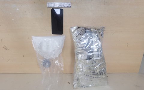 La policía mostró las láminas que contenían la droga.