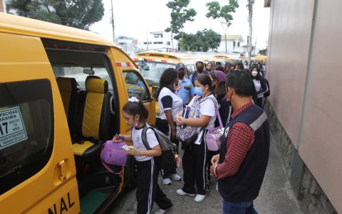 Medidas. Algunos planteles supervisan a los alumnos hasta que aborden los expresos. Ni dentro de estos se han salvado del hampa.