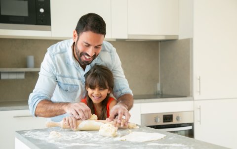 Cocinar con sus hijos será un momento divertido y educativo.
