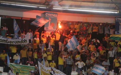 Hecho. Lo que se ve en los estadios y en los grandes eventos musicales predominó en la actividad, llena de luces y bengalas.