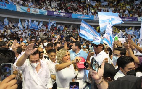 Jornada. Viteri subió a la tarima de la mano de Nebot.