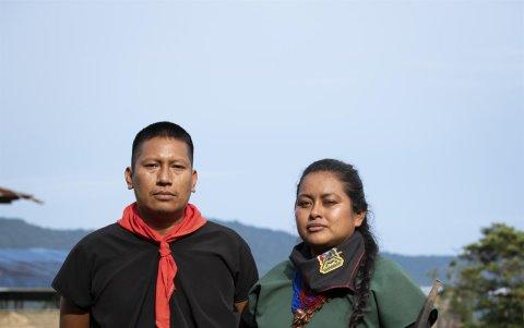 Fotografía cedida hoy por el Premio Medioambiental Goldman que muestra a los ecuatorianos Álex Lucitante (d) y Alexandra Narváez (i), dos indígenas del pueblo ancestral A'i Cofán y los ganadores del premio.