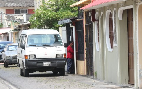 Cautela. Los vecinos son muy cautelosos a la hora de entrar o salir de sus viviendas.